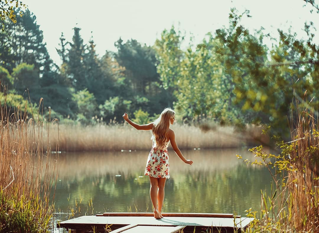 Незабываемая прогулка с супер голой красоткой Kellie Smith около озера
