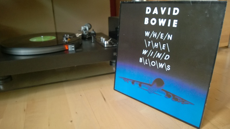 [Bild: David_Bowie_When_The_Wind_Blows_1986.jpg]