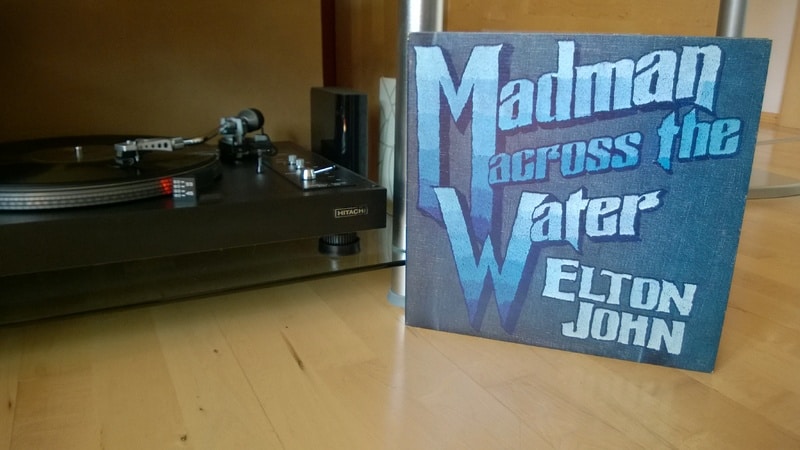 [Bild: Elton_John_Madman_Across_The_Water_1971.jpg]