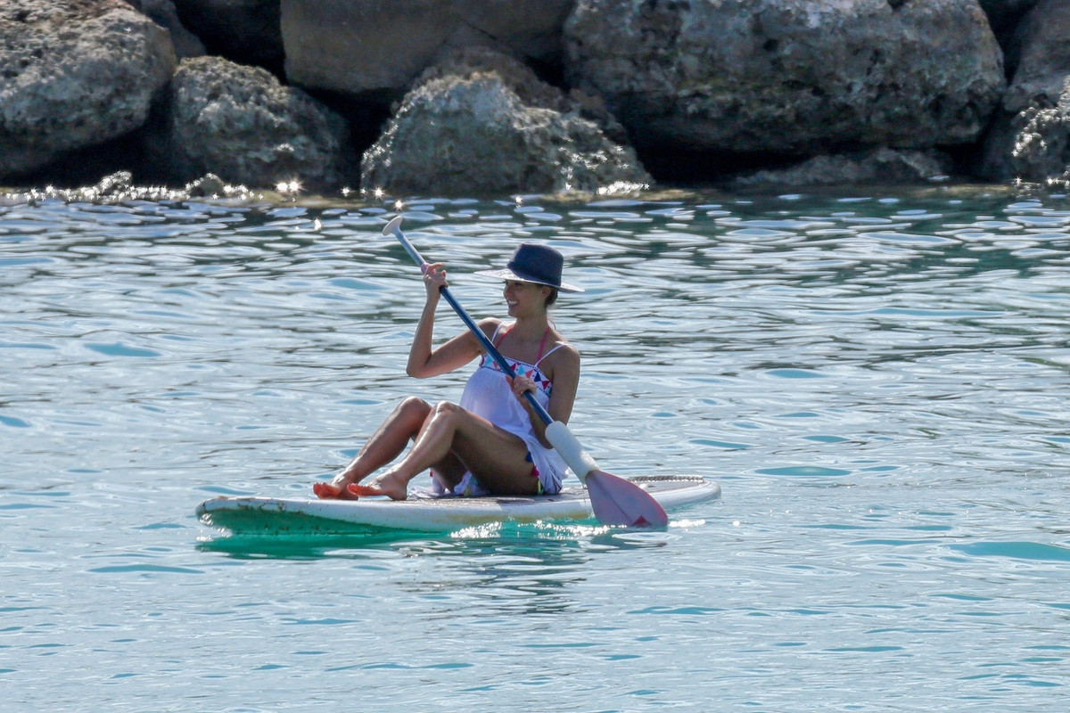 jessica-alba-on-the-beach-in-hawaii-july-14-18-p