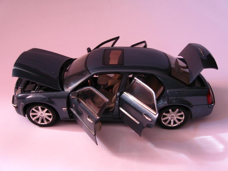 1:18 MotorMax Chrysler 300C Review - toyforia.com