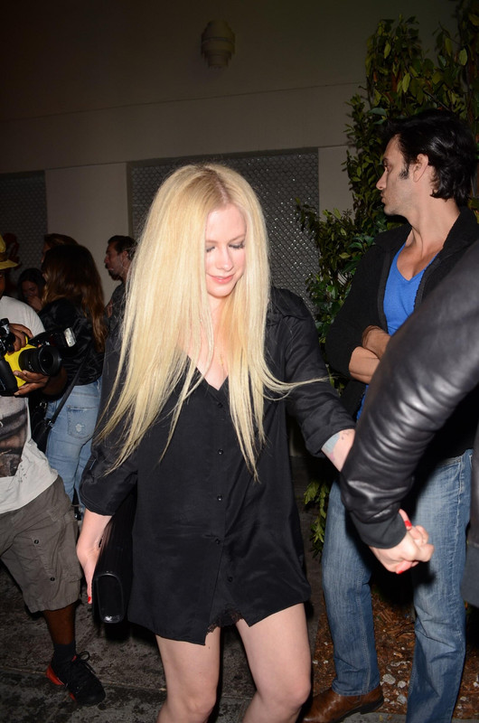 avril-lavigne-leaving-delilahs-restaurant-in-la-
