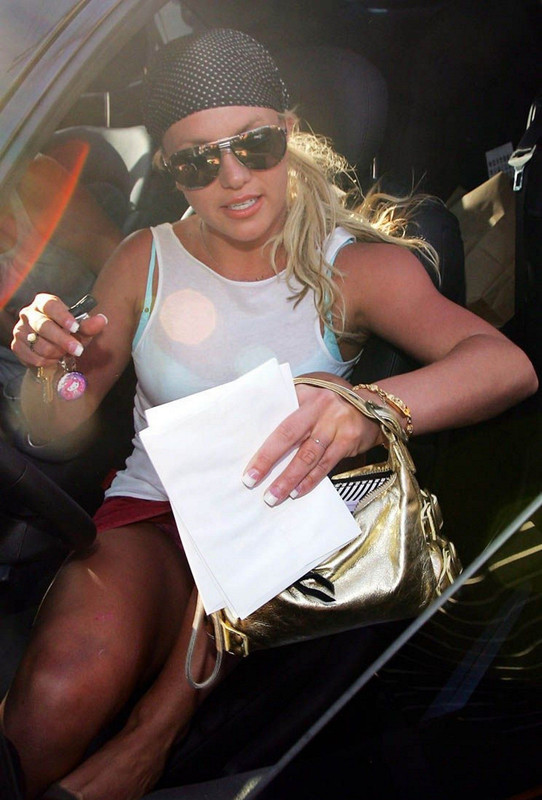 Britney-Spears-Upskirt-2-thefappeningblog.com.