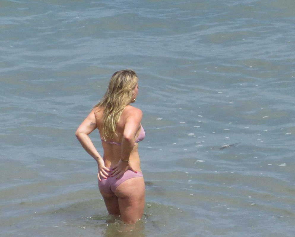 Hilary-Duff-in-Bikini-204