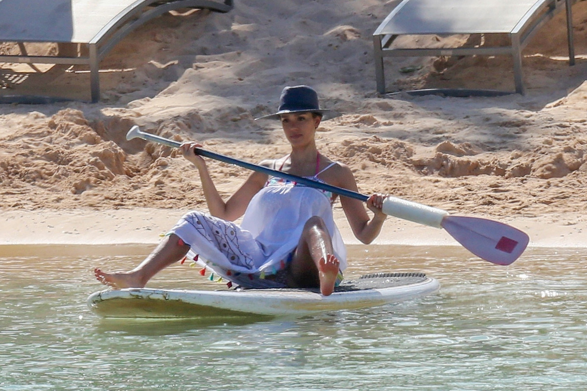 jessica-alba-on-the-beach-in-hawaii-july-14-18-p