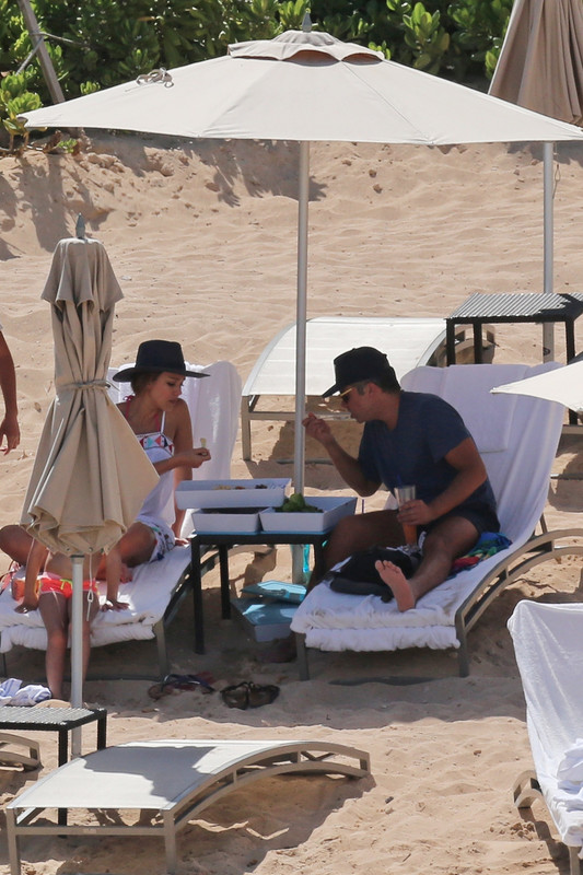 jessica-alba-on-the-beach-in-hawaii-july-14-18-p
