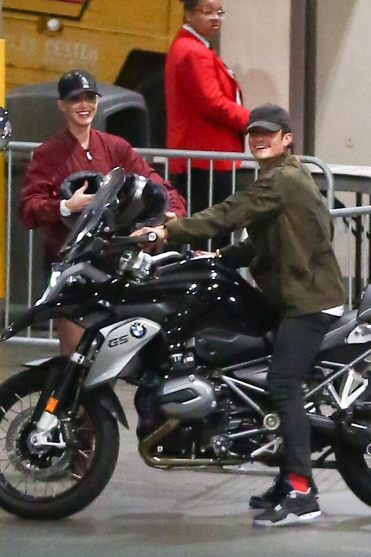 katy-perry-arriving-at-the-staples-center-in-la-