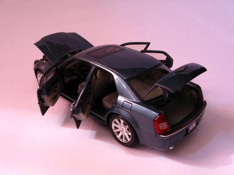 1:18 MotorMax Chrysler 300C Review - toyforia.com