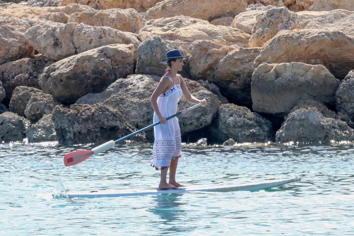 jessica-alba-on-the-beach-in-hawaii-july-14-18-p