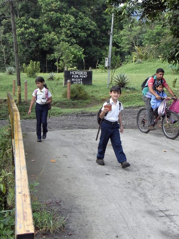 MONTEVERDE - COSTA RICA: UN SOUVENIR DE TORNILLOS Y CLAVOS (1)