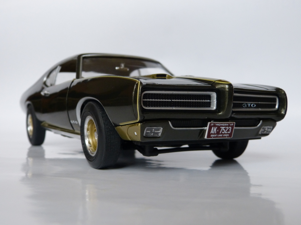 1:18 AutoWorld Pontiac GTO 1969 Royal Bobcat Edition