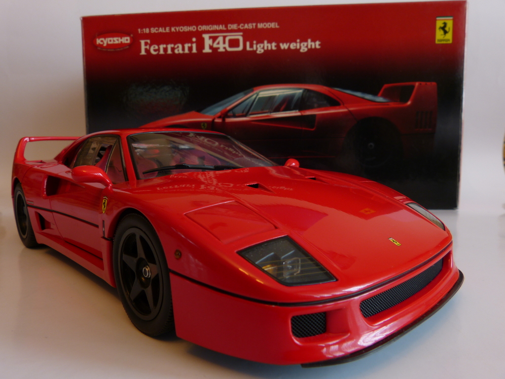 京商 F40 ライトウェイトバージョン 1/18 - ミニカー