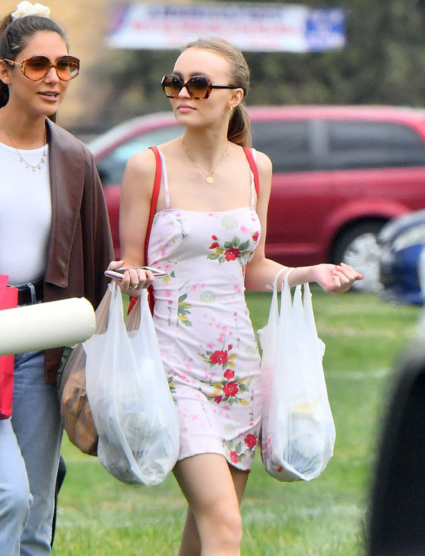 lilyrose-depp-shopping-with-friends-in-los-angel