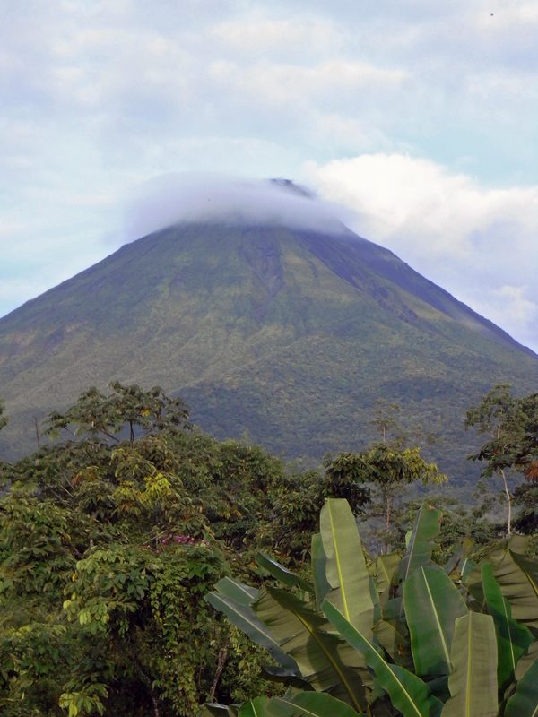 LA FORTUNA/EL ARENAL - COSTA RICA: UN SOUVENIR DE TORNILLOS Y CLAVOS (4)