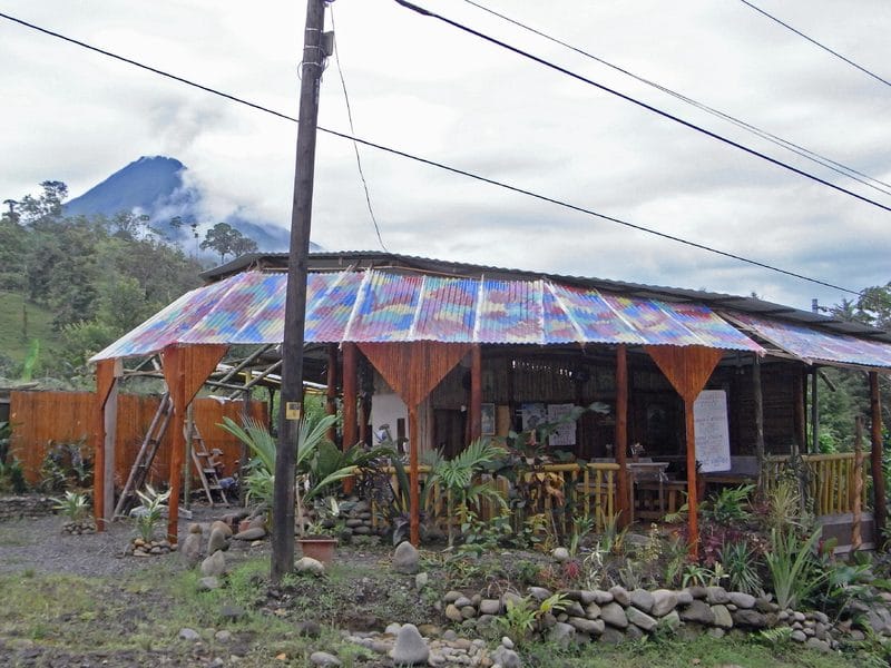 LA FORTUNA/EL ARENAL – MONTEVERDE - COSTA RICA: UN SOUVENIR DE TORNILLOS Y CLAVOS (1)