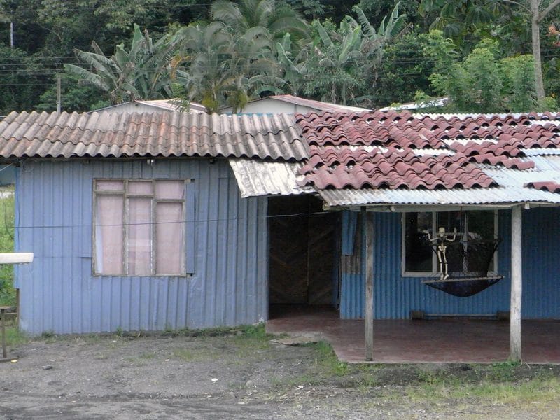 PUNTARENAS - EN SILLA DE RUEDAS - COSTA RICA: UN SOUVENIR DE TORNILLOS Y CLAVOS (6)