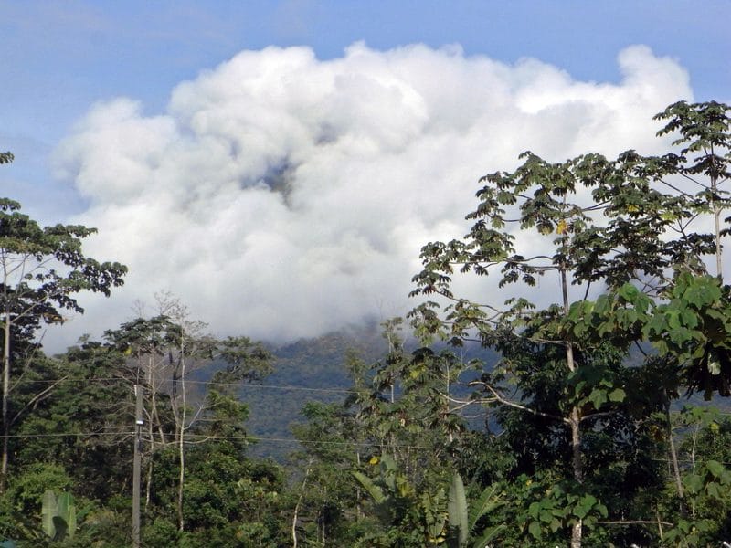 LA FORTUNA/EL ARENAL - COSTA RICA: UN SOUVENIR DE TORNILLOS Y CLAVOS (2)