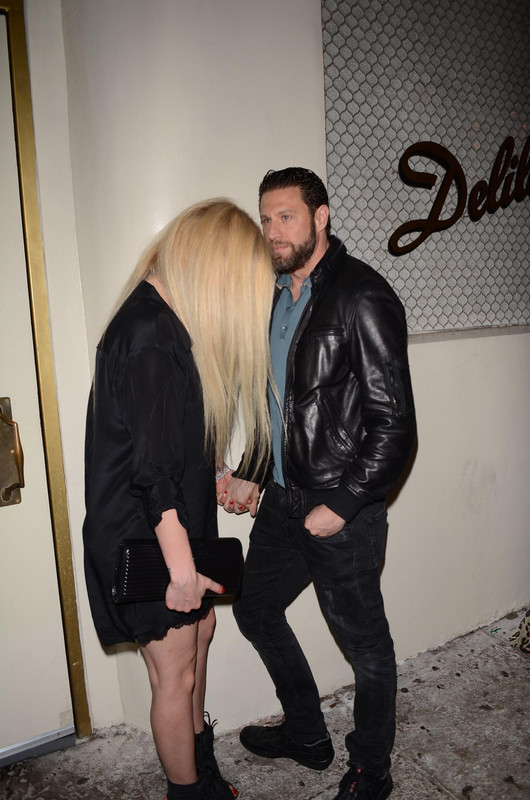 avril-lavigne-leaving-delilahs-restaurant-in-la-
