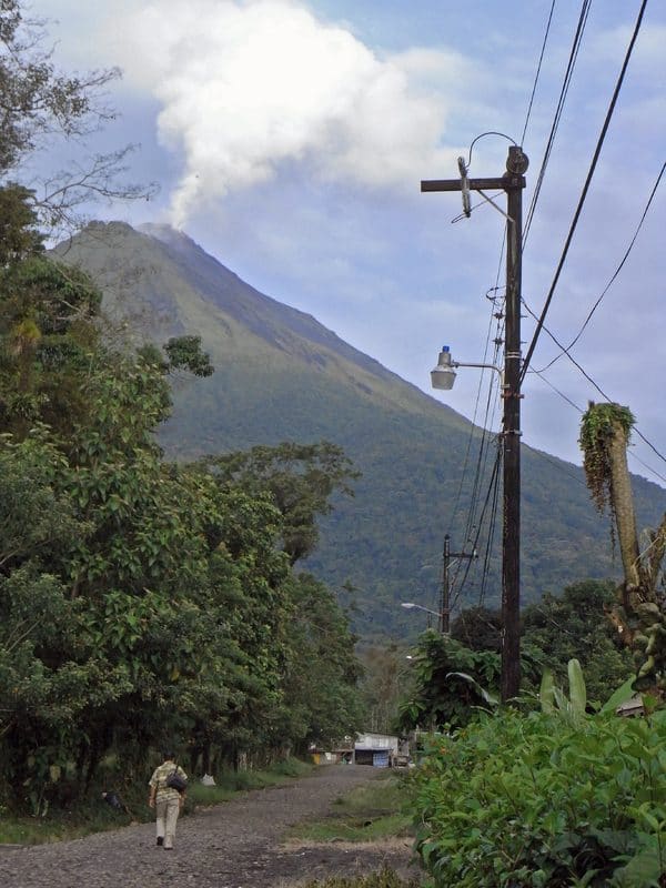 LA FORTUNA/EL ARENAL - COSTA RICA: UN SOUVENIR DE TORNILLOS Y CLAVOS (9)