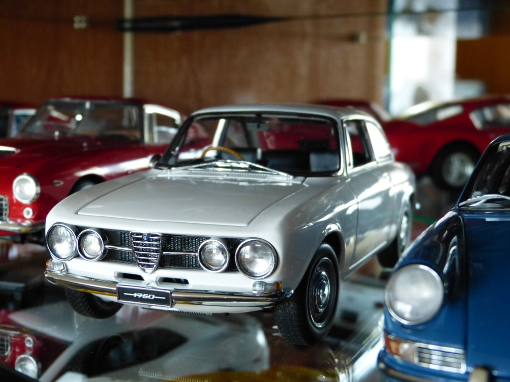 1:18 AUTOart 1967' Alfa Romeo 1750 GTV (RHD) | DiecastXchange Forum