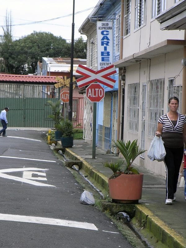 SAN JOSÉ - POST OPERATORIO - COSTA RICA: UN SOUVENIR DE TORNILLOS Y CLAVOS (4)