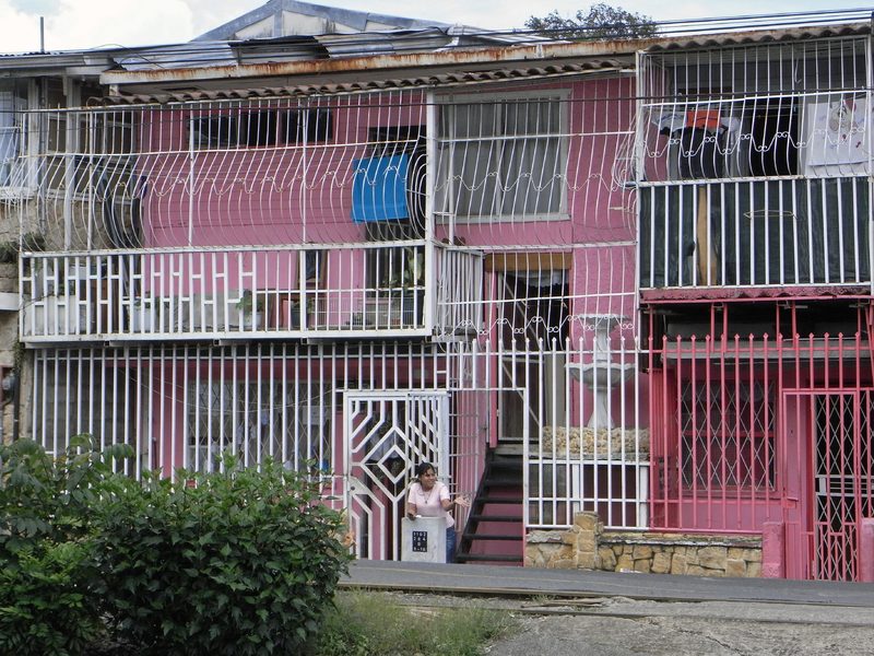 PUNTARENAS - EN SILLA DE RUEDAS - COSTA RICA: UN SOUVENIR DE TORNILLOS Y CLAVOS (9)