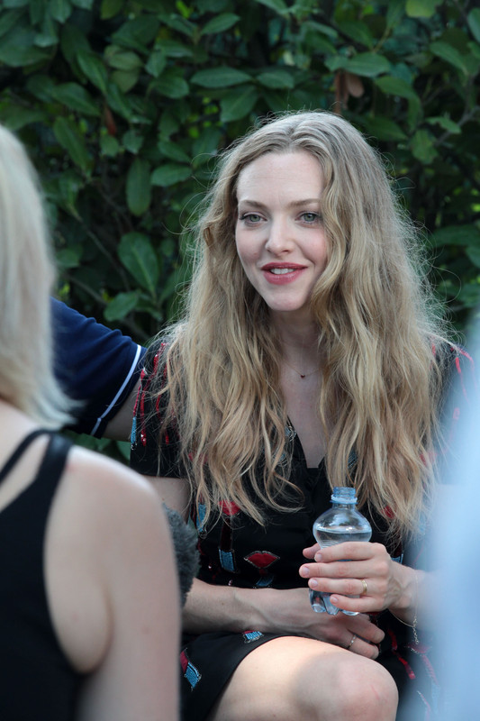 Amanda Seyfried Upskirt – Movie Stars Lounge Venice Film Festival