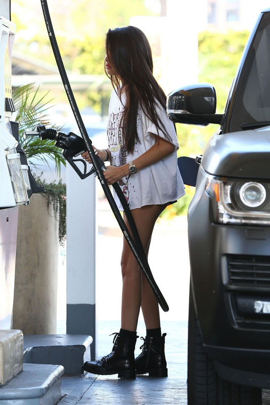 madison-beer-at-a-gas-station-in-los-angeles-aug
